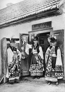 Jonge priesters in kostuum op het platteland van Hongarije, 1926