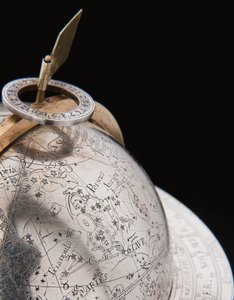 Twee uitzonderlijke aardse en hemelse globes, ondersteund door Hercules en Atlas, Augsburg door Abraham Drentwett