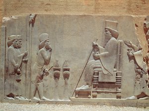 Een Medische officier brengt eer aan koning Darius I uit de Schatkamer, ca. 515 v.Chr. door Achaemenid