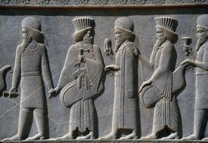 Detail van een processiefries aan de oostzijde van het Apadana-paleis, Persepolis, Iran, ca. 518-465 v.Chr. (grijze steen) door Achaemenid