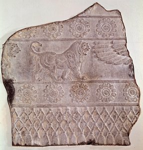 Fragment van laag reliëf met een wandelende leeuw door Achaemenid