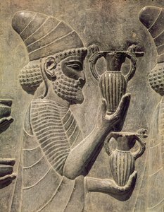 Fenicische die twee vazen draagt als offer, detail van het reliëffries op de oostelijke trap naar de Apadana, Achaemenidische periode, ca. 515 v.Chr. door Achaemenid