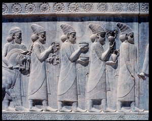 Zicht op de reliëfs van oostelijke trappen: Assyrische ambassadeurs brengen offers en geschenken door Achaemenid
