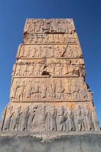 Westelijke ingang van de Zaal van Honderd Zuilen, met rijen hoogwaardigheidsbekleders die de Koning bovenaan ondersteunen door Achaemenid