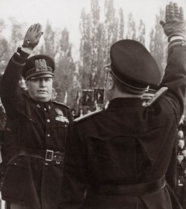 Benito Mussolini eert een fascistische ambtenaar met een groet
