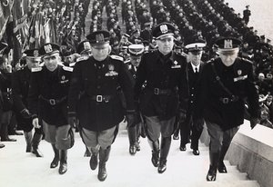 Mussolini bij een militaire parade door Achille Villani