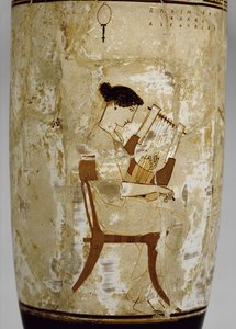 Attische witgrond lekythos versierd met een vrouw die een cithara bespeelt (geglazuurd terracotta)