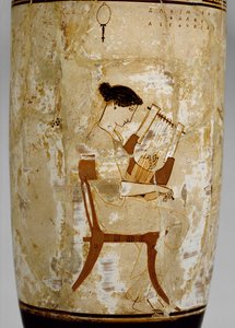 Attische wit-grond lekythos met afbeelding van vrouwelijke muzikanten, 5e eeuw v.Chr.