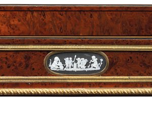 Late Louis XVI ormolu en cameo-gemonteerde burr yew hout en mahonie tafel travailleuse door Adam Weisweiler