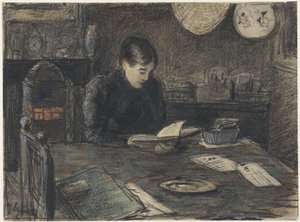 Lezende vrouw aan een tafel