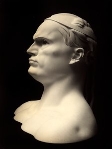 Buste die het portret van Benito Mussolini afbeeldt, werk van Adolfo Wildt door Adolfo Wildt