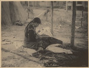 [Vrouw van de Meskwaki Natie bezig met kralenwerk].
 door Adolph F. Muhr