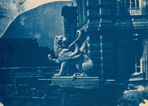 Beeldhouwwerk van een griffioen op een bouwplaats in Marseille