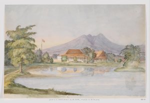 Gezicht op een huis met een Nederlandse vlag en vijver tegen een berg, West-Java