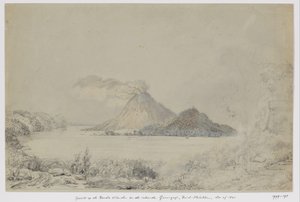 Gezicht vanuit Lontar op Banda Neira en rokende Gunungapi, Banda-eilanden, Centraal-Molukken