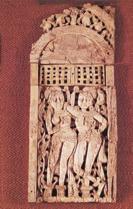 Gesneden Indiase plaquette met twee vrouwelijke figuren onder een torana, uit Begram, Afghanistan, 1e-2e eeuw door Afghan School