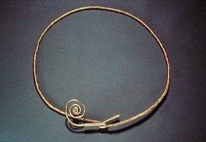Torc, uit Tara, County Meath, Midden Bronstijd