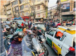 Verkeer in Kathmandu door Agnes Girardon