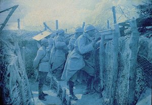Een Franse luisterpost: soldaten in een loopgraaf aan het westfront, Frankrijk, 1916 door Albert Samama Chikli