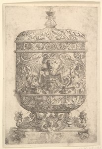 Gedekte beker met grotesken op een witte achtergrond door Albrecht Altdorfer