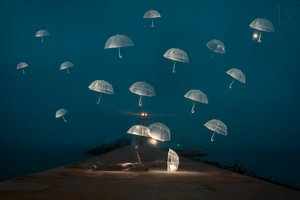 De nacht van de zwevende paraplu’s door Alexandar Lazarov