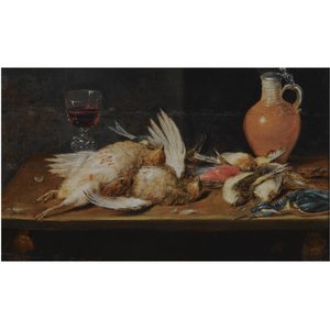 Een stilleven met een roodborstje, een ijsvogel, patrijzen en zangvogels, alles op een houten tafel, samen met een glas en een aardewerken kan