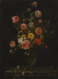 Een stilleven met rode, witte en roze rozen in een glazen vaas boven een stenen richel met vlinders, een sprinkhaan en een kever