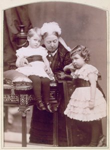 Koningin Victoria met twee van haar kleinkinderen