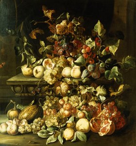 Druiven, vijgen, frambozen en ander fruit op een stenen richel