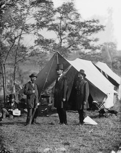 Abraham Lincoln met Allan Pinkerton en generaal-majoor John A. McClernand, 1862 door Alexander Gardner