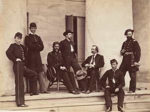 Brigadegeneraal Gustavus A. DeRussy en staf op de trappen van Arlington House, Arlington..., mei 1864
