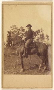 [Man met hoed, in profiel, te paard]. door Alexander Gardner