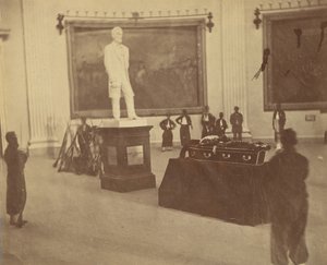 Thaddeus Stevens opgebaard in de Rotunda van het Capitool in Washington, 1867 door Alexander Gardner