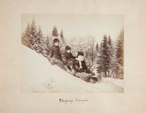 Drie rodelaars op een besneeuwde heuvel door Alexander Henderson