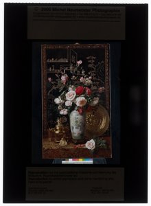 Rozenboeket in Chinese rouleau vaas door Alexis Kreyder