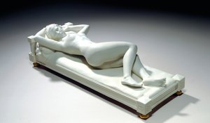 Sevres biscuit figuur van een liggende naakte, 