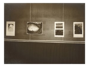 Hoofdkamer - Muur naar rechts door Alfred Stieglitz