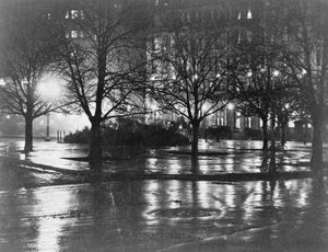 Reflecties, nacht, New York, c.1898 door Alfred Stieglitz
