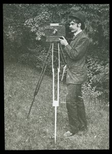 Zelfportret met camera, statief en pistool door Alfred Stieglitz