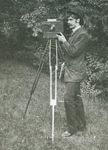 Zelfportret met camera, statief en pistool, 1886 door Alfred Stieglitz