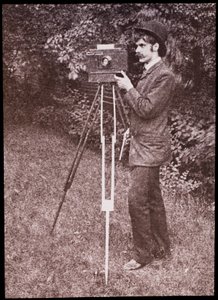 Zelfportret met camera, statief en pistool door Alfred Stieglitz