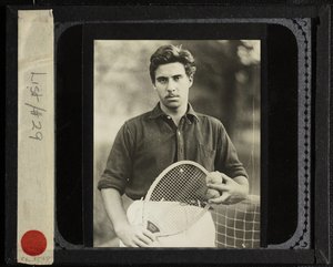Ongenoemd neef Edward met tennisracket