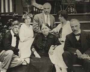 Zonder titel, Stieglitz, Agnes, moeder Hedwig, Julius, Selma en Lee op de trappen van Oaklawn, 1910 of 1912 door Alfred Stieglitz