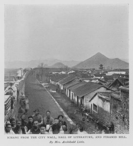 Ichang vanaf de stadsmuur, Hal van Literatuur en Pyramid Hill
