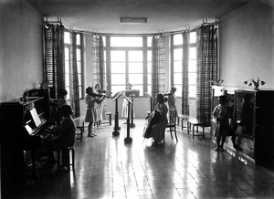Villa Rosa Maltoni Mussolini: vrouwelijke studenten tijdens een muziekles door Fratelli Alinari