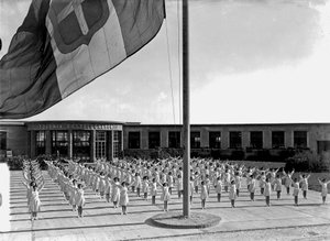 Villa Rosa Maltoni Mussolini: vrouwelijke studenten die oefeningen doen door Fratelli Alinari