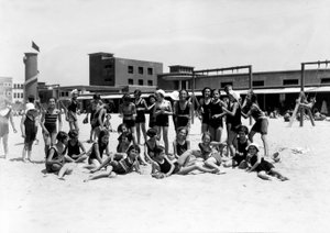 Villa Rosa Maltoni Mussolini: vrouwelijke zomerkampstudenten tijdens recreatie op het strand