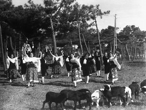 Villa Rosa Maltoni Mussolini: groep adolescenten in traditionele Napolitaanse kostuums (zw/w foto) door Fratelli Alinari