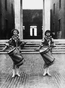 Villa Rosa Maltoni Mussolini: twee jonge meisjes verkleed als page door Fratelli Alinari