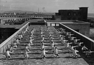 Villa Rosa Maltoni Mussolini: jonge studenten die oefeningen doen (zw/w foto)